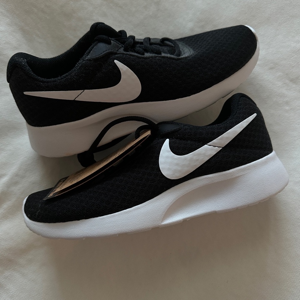 Nike Tanjun Women’s Sneakers | Size 5 (Youth 4.5Y)